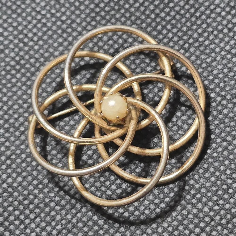 Elegant Vintage Intertwined Brooch